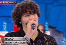Amici 24, Nicolò canta Rossetto e Caffè: l’esibizione | Video Witty Tv Amici 24 Nicolò canta