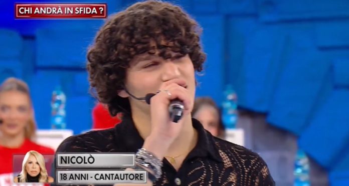 Amici 24, Nicolò canta Rossetto e Caffè: l’esibizione | Video Witty Tv Amici 24 Nicolò canta