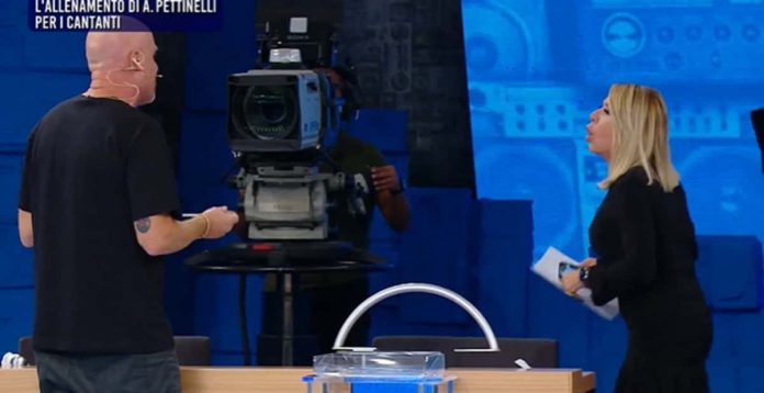 Amici 24, lite tra Rudy Zerbi e Anna Pettinelli: ragazzi fatti uscire dallo studio | Video Witty Tv Amici 24 lite