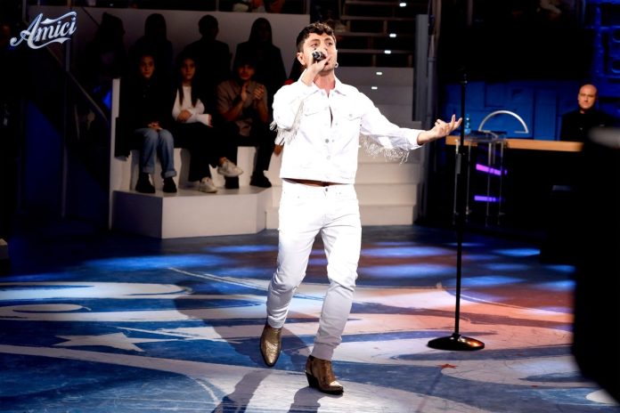 Virginio ad Amici 24 canta Amarene: l’esibizione e le parole di Zerbi | Video Witty Tv Virginia