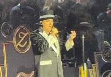 Renato Zero festeggia il compleanno in tour a Milano: «I migliori anni della nostra vita sono qui in mezzo a noi» Renato Zero concerto Milano