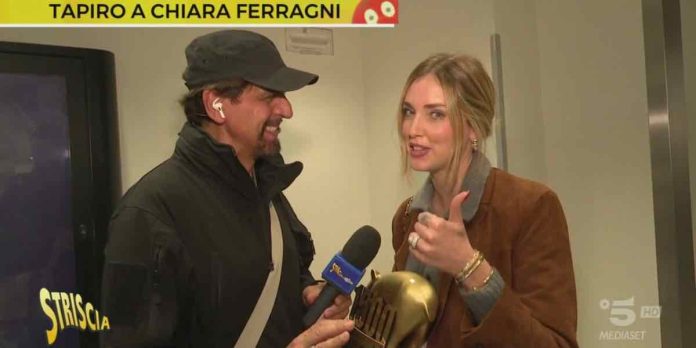 Tapiro d’oro a Chiara Ferragni, la consegna a Striscia La Notizia: «non siamo mai stati una coppia aperta» | Video Mediaset tapiro d'oro a Chiara Ferragni
