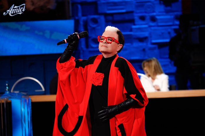 Cristiano Malgioglio ad Amici 24 canta Rosa tormento: il nuovo singolo | Video Witty Tv Cristiano Malgioglio