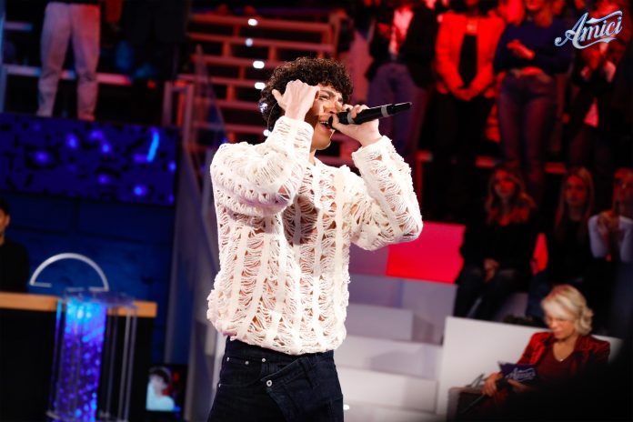 Mida ad Amici 24 canta Morire per te: ecco l’esibizione | Video Witty Tv Mida ad Amici 24