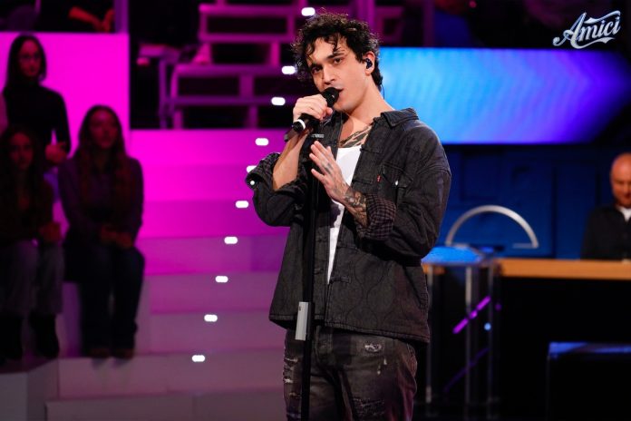 Tananai ad Amici 24 canta Booster: l’esibizione del giudice di canto | Video Witty Tv Tananai ad Amici 24