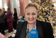 Carolyn Smith presenta la sua sfilata: “Le donne prima di tutti. La Bruganelli vuole lasciare Ballando? Non si deve mollare” carolyn smith intervista superguida