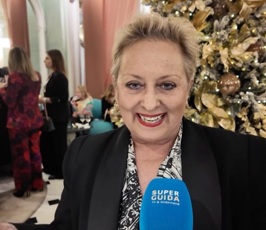 Carolyn Smith presenta la sua sfilata: “Le donne prima di tutti. La Bruganelli vuole lasciare Ballando? Non si deve mollare” carolyn smith intervista superguida