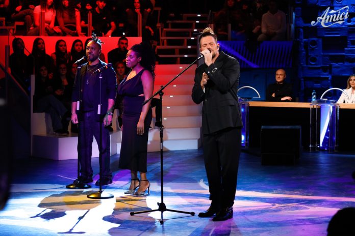 Enrico Nigiotti ad Amici 24 canta Tu se per me: l’esibizione | Video Witty Tv Enrico Nigiotti ad Amici 24