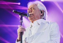 Nino D’Angelo conquista il forum di Assago: pubblico in delirio, sembrava di essere al Maradona di Napoli Nino D'angelo