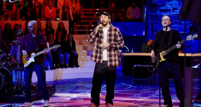 Pinguini Tattici Nuclerari ad Amici 24 cantano Islanda: l’esibizione | Video Witty Tv Pinguini Tattici Nucleari