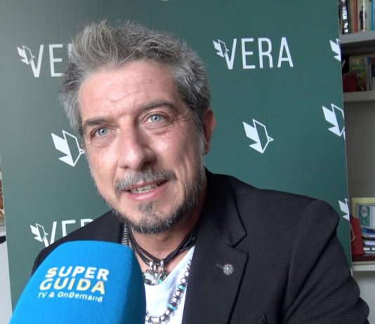 Paolo Ruffini a teatro con “DIN DON DOWN e “BABYSITTER”: “Spero che il pubblico porti a casa un po’ di speranza. La Tv? Mi manca soprattutto quella come la faceva Corrado” – Intervista paolo ruffini