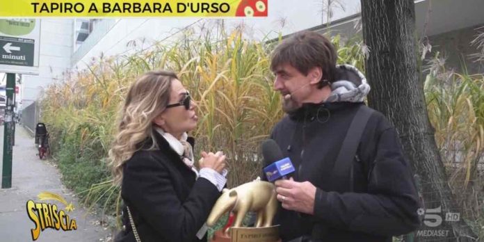 Tapiro d’oro “benaugurante” a Barbara d’Urso, la consegna a Striscia La Notizia | Video Mediaset Tapiro d'oro a Barbara d'Urso