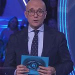 Ascolti tv: La bambina con la valigia (19.8%), Grande Fratello (17.8%) | Dati Auditel lunedì 10 febbraio 2025 Grande Fratello Alfonso Signorini