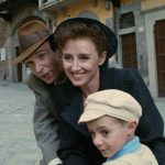 Ascolti tv: Blackout Vite sospese (14.7%), La vita è bella (15.2%), E’ sempre Cartabianca (4.5%), Le Iene (8.3%) | Dati Auditel, martedì 28 gennaio 2025 La vita è bella di Roberto Benigni