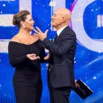 Ascolti tv lunedì 23 febbraio 2026: Rosso Volante (14.9%), Zelig 30 – Svisti e Mai Visti (17.5%), Affari Tuoi (23.1%), La Ruota della Fortuna (24.9%) | Dati Auditel zelig 2025