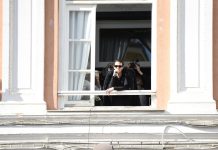 Achille Lauro: bagno di folla ed esibizione live a Sanremo da una finestra – Video Achille Lauro a Sanremo