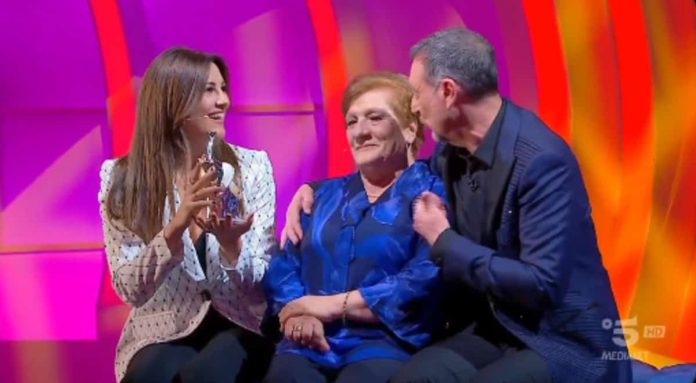 Amadeus e Giovanna a C’è Posta per te 2025: la bellissima sorpresa | Video Witty Tv Amadeus e Giovanna