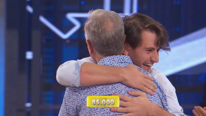 Avanti un altro, Antonio vince 85.000 euro nella puntata del 1 febbraio: l’abbraccio con Paolo Bonolis – Video Mediaset affari tuoi
