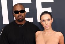 Bianca Censori, moglie di Kanye West, sfila in nude look ai Grammy 2025 – Video Bianca Censori