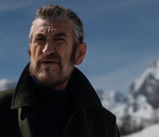 “Rocco Schiavone”, intervista a Marco Giallini: “Non mi stancherò mai di interpretare Schiavone. Dispiaciuto per l’esclusione di Giorgia dal podio, felice per Lucio Corsi” Marco Giallini - Rocco Schiavone