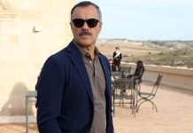 “Imma Tataranni 4”, intervista a Massimiliano Gallo: “Pietro e Imma attraverseranno un momento di crisi. Ogni volta che sono sul set con Vanessa si crea una magia” Massimiliano-Gallo-Pietro-De-Ruggeri