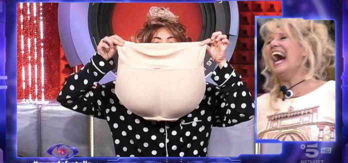 Grande Fratello, Maria Teresa Ruta indossa una protesi ai glutei nella casa | Video Mediaset Maria Teresa Ruta