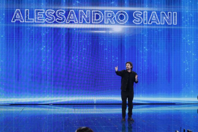 Alessandro Siani, il monologo al Serale di Amici 24: da Stefano De Martino a Carlo Conti e Maria De Filippi – Video Witty Tv ALESSANDRO-SIANI Amici 24