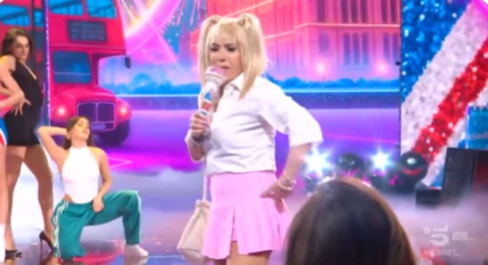 Amici 24, seconda puntata Serale: Anna Pettinelli fa Baby Spice | Video Witty Tv Amici 24