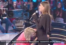Alessandra Amoroso ad Amici 24 incinta con il pancino: il bacio di Maria De Filippi al pancione fa commuovere – Video Mediaset Alessandra amoroso bacio maria de filippi pancia