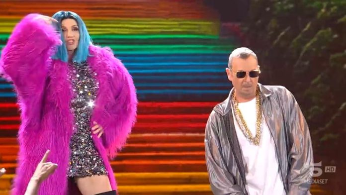 Amici 24 , guanto prof: Lorella e Amadeus diventano Rose Villain e Gue | Video Witty Amici 24