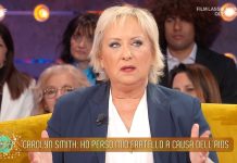 Carolyn Smith si racconta a “Da noi… a ruota libera”: tra bullismo, dolore e rinascita Carolyn Smith a Da noi a ruota libera