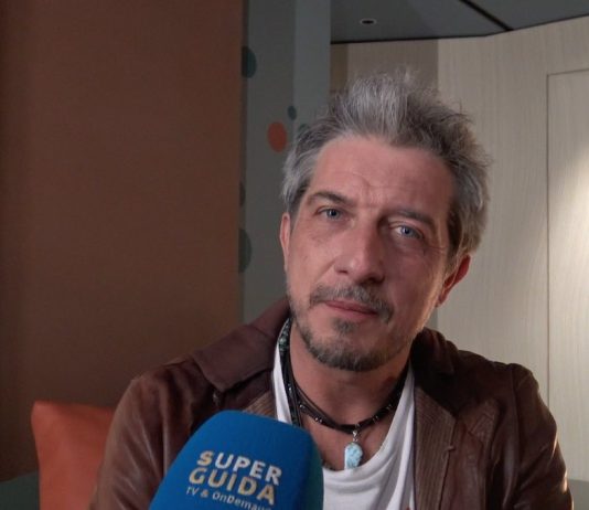 Paolo Ruffini, dal musical “Sapore di Mare” al libro “Benito, presente!”: “Ogni sera dedichiamo lo spettacolo a Carlo Vanzina e Eleonora Giorgi. Se il mio libro diventasse un film o uno spettacolo? Mi piacerebbe moltissimo” – Intervista Video PAOLO RUFFINI