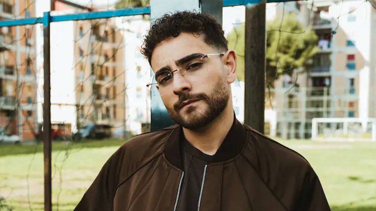 Rocco Hunt da Superguidatv.it rocco hunt nuovo album ragazzo di giù è l album della maturità depressione tra i cantanti capitano a tutti i momenti difficili io ho avuto la mia famiglia accanto – intervista video