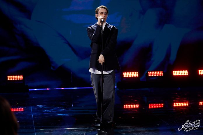 Sangiovanni ad Amici 24 canta Luci allo xeno: il ritorno | Video Witty Tv Sangiovanni ad Amici 24