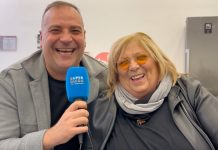 Casa Surace arriva a teatro con ‘La Riunione di Condominio’: “Venite a vedere i vostri idoli in carne e ossa. E alla fine si mangerà” | VIDEO casa surace daniele pugliese antonella morea