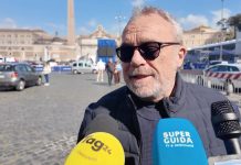 Funerali di Antonello Fassari, il ricordo di Claudio Amendola: “Avrei voluto invecchiare con lui. Era mio fratello” – Video funerali antonello fassari parole di claudio amendola