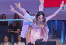 Uomini e Donne, Gianni Sperti balla con Rossella Brescia: momento nostalgia | Video Mediaset Gianni Sperti e Rossella Brescia a Uomini e Donne