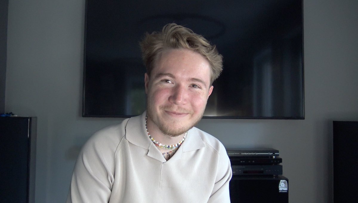 Alfa torna con una versione deluxe di “Non so chi ha creato il mondo ma so che era innamorato” e 5 inediti: “Vorrei collaborare con Jovanotti e incontrare Roberto Baggio” – Intervista video