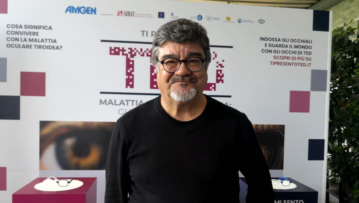 Francesco Pannofino testimonial della campagna “Ti presento TED” sulla Malattia Oculare Tiroidea: “Attirare la curiosità delle persone per sconfiggere la malattia. Intelligenza Artificiale? Non deve togliere il lavoro alle persone” – Intervista Video