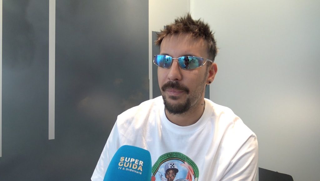 fred de palma lancia barrio lambada è un pezzo anche autobiografico molto sorpreso della reazione del pubblico di amici – intervista video da Superguidatv.it fred de palma lancia barrio lambada è un pezzo anche autobiografico molto sorpreso della reazione del pubblico di amici – intervista video