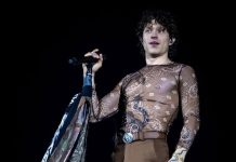 Irama conquista l’Unipol Forum di Assago, pubblico in delirio per lui: persone arrivate da ogni parte d’Italia – Video Irama