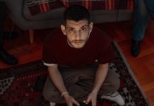 Ugo Crepa, “Grande, non ancora” è il suo album: “Milano mi ha dato l’idea di fare questo mestiere, anche se da noi a casa la domenica è come a Napoli, con il ragù e le patate al forno” – Intervista Video Ugo crepa