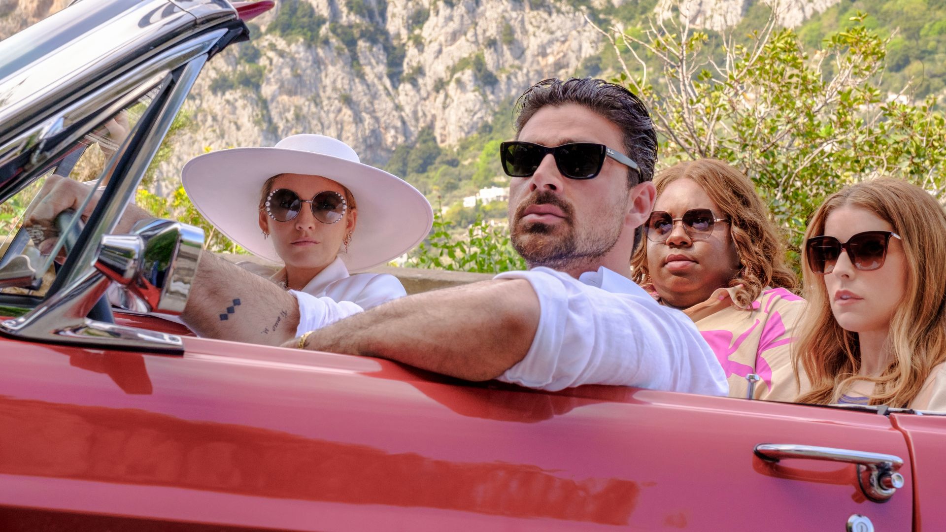 Un altro piccolo favore: un sequel che si perde nelle farsa e negli stereotipi – Recensione