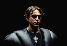 AKA 7even torna con l’EP “Non x soldi”: “Al Luca di Amici gli direi di proseguire allo stesso modo e di godersi di più la vita” – Intervista Video aka7even