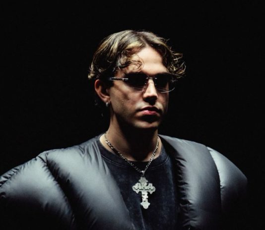 AKA 7even torna con l’EP “Non x soldi”: “Al Luca di Amici gli direi di proseguire allo stesso modo e di godersi di più la vita” – Intervista Video aka7even