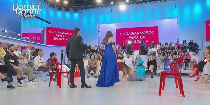 Uomini e Donne, Cristina cade prima della scelta di Gianmarco | Video Witty Tv Cristina caduta Uomini e Donne