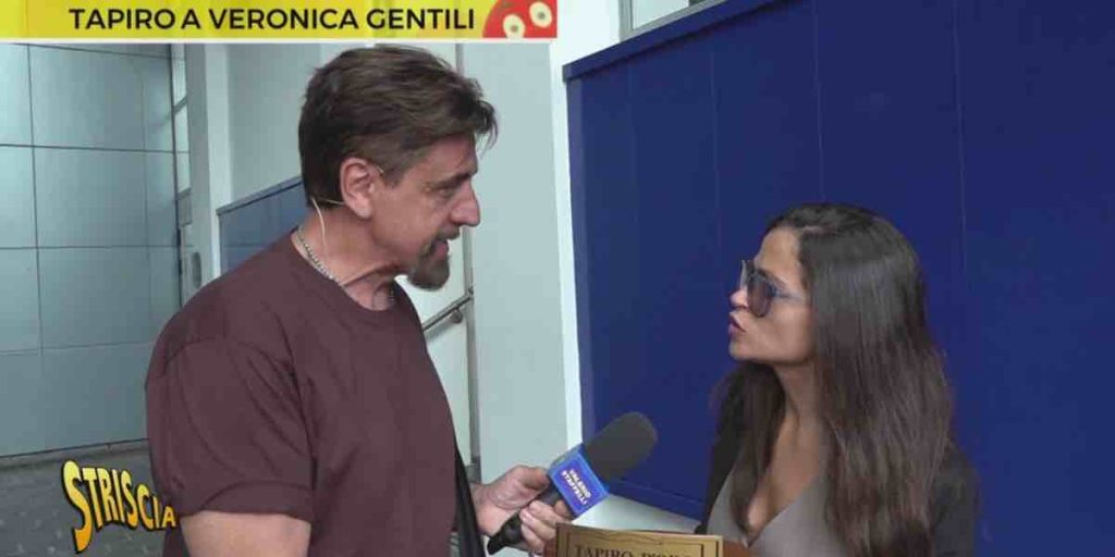 Tapiro a Veronica Gentili, la consegna a Striscia La Notizia | Video Mediaset Tapiro a Veronica Gentili, la consegna a Striscia La Notizia | Video Mediaset