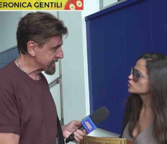 Tapiro a Veronica Gentili, la consegna a Striscia La Notizia | Video Mediaset Tapiro a Veronica Gentili a Striscia