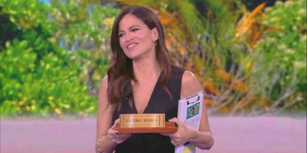Isola dei Famosi 2025, Veronica Gentili mostra il tapiro d’oro di Striscia | Video Mediaset Isola dei Famosi 2025, Veronica Gentili mostra il tapiro d’oro di Striscia | Video Mediaset