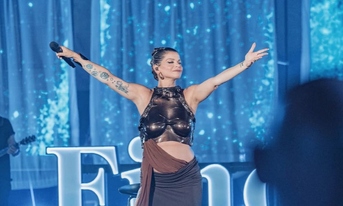 alessandra amoroso grande show alle terme di caracalla con gigi d8217alessio annalisa big mama serena brancale panariello e fiorella mannoia la cantante a volte ho sbagliato i modi 8211 video